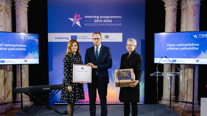 Saņem atzinības rakstu