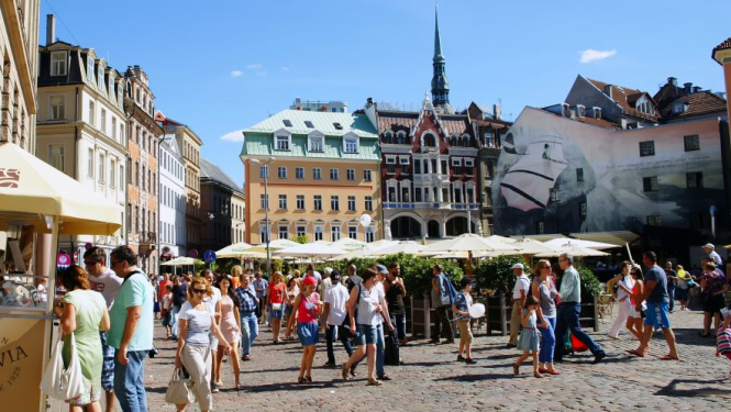 Cilvēki Doma laukumā