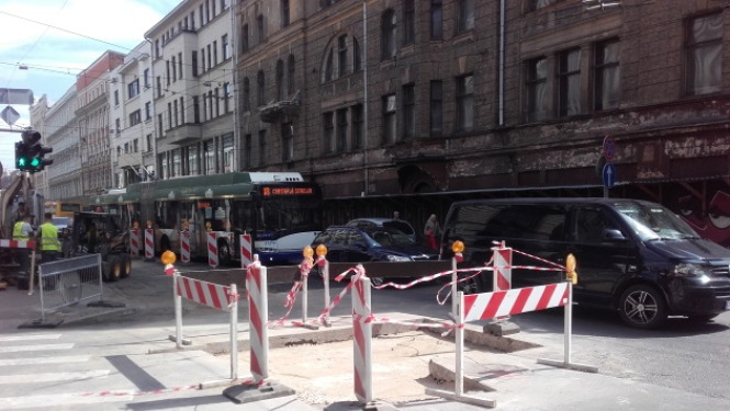 Remontē ūdensvadu Aleksandra Čaka ielā