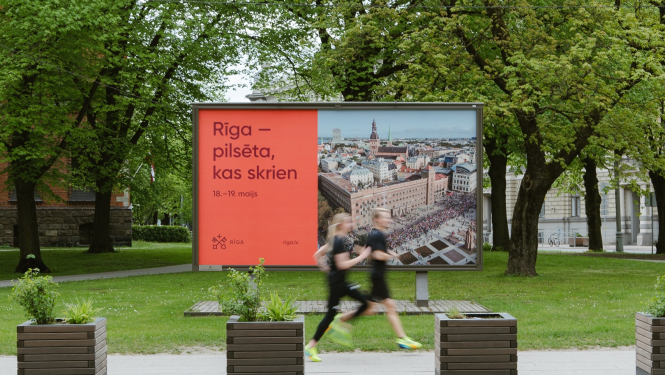 Pilsētvides plakāts Rīgas-pilsētas, kas skrien!