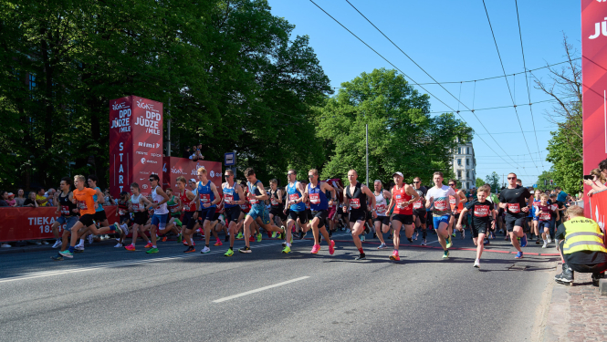 Cilvēki skrien maratonā