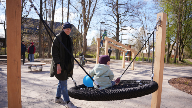 Rotaļu laukumā šupojas