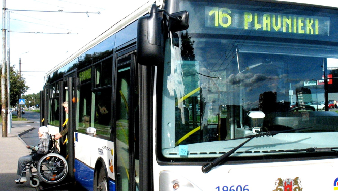 Autobuss ar pacēlāju