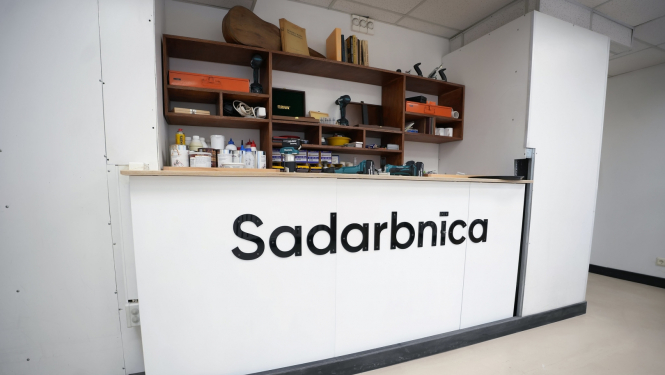 Sadrbnīcas telpa ar instrumentiem