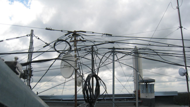 Uz mājas jumta sakaru vadi