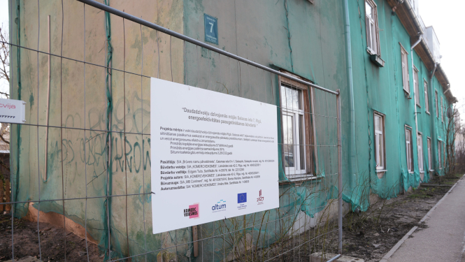 Salacas ielas mājas renovācija uzraksts uz plakāta
