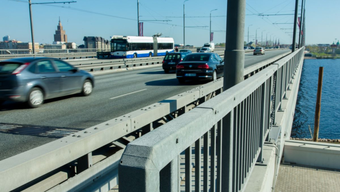 Pa salu tiltu brauc transporta līdzekļi