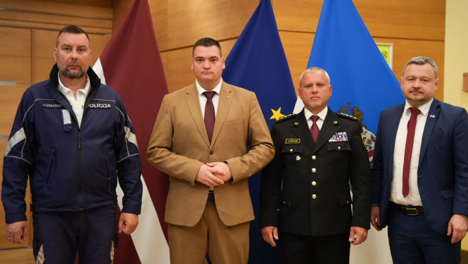 Sanāksmē piedalījās Rīgas vicemērs Edvards Ratnieks, Rīgas domes Drošības, kārtības un korupcijas novēršanas jautājumu komitejas vadītājs Ģirts Lapiņš, Rīgas pašvaldības policijas priekšnieks Juris Lūkass un Valsts policijas Rīgas reģiona pārvaldes priekšnieks Juris Staļģevics