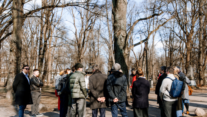 Rīgas pašvaldības pārstāvji tiekas ar Brasas apkaimes iedzīvotājiem un Lielo kapu draugu kustības pārstāvjiem