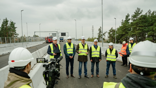 Sarkandaugavas pārvads smagās automašīnas un cilvēki