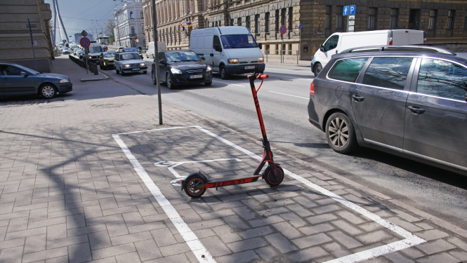 Mašīnas brauc no Vanšu tilta