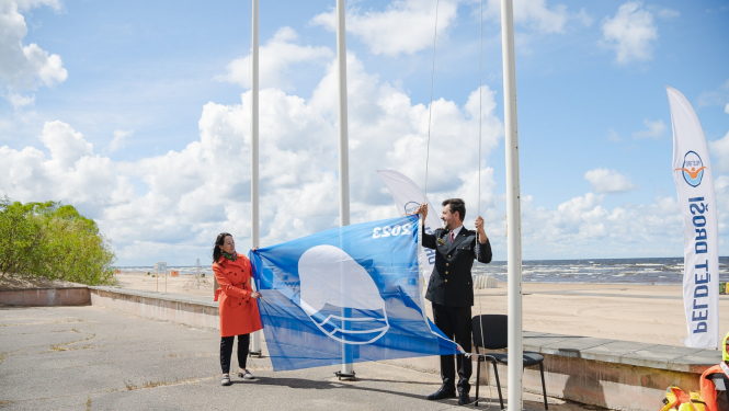 Tiek pacelts zilais katogs