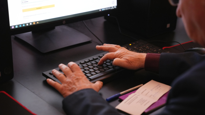 Seniori apgūst digitālās prasmes