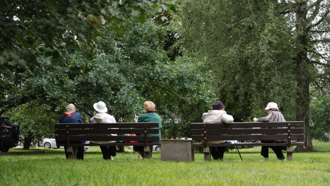 Seniori sēž uz soliņa