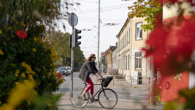 Sieviete uz velosipēda