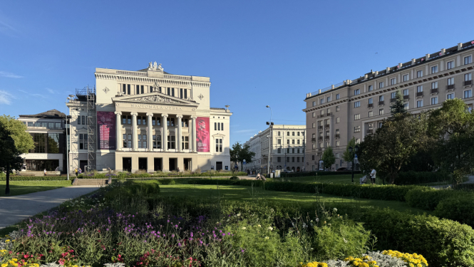 Simfoniskās mūzikas dobe Operas skvērā