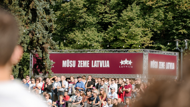 Basketbola fani skatās spēli Esplanādē