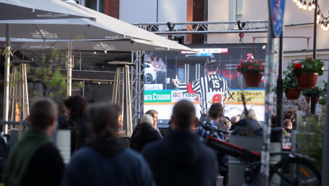 Skatās hokeja spēli