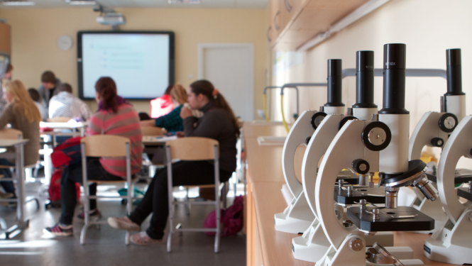 Skolēni mācās klasē