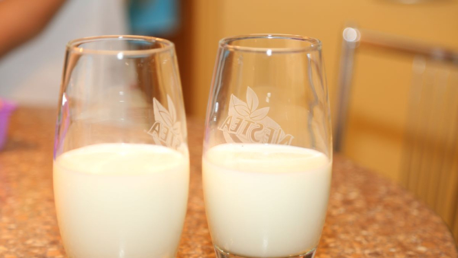 Glāzes ar pienu