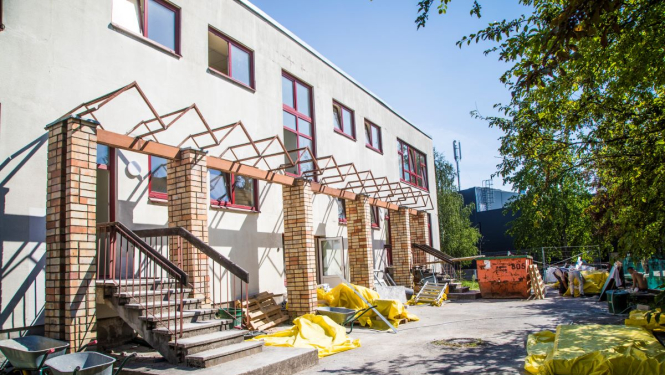 Skolas fasādes remonts, izvietoti būvmateriāli