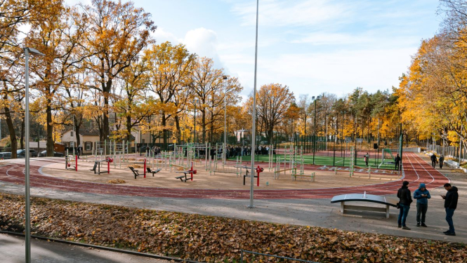 Rīgas Jāņa Šteinhauera vidusskolā atklāts daudzfunkcionāls sporta laukums