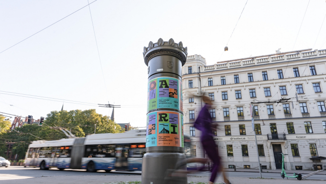 Skriešanas čempionāta afišu stabs