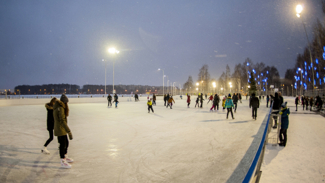 Cilvēki slido slodotavā