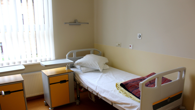 Slimnīcas palāta un gulta