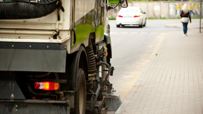 Tīra ielu no smiltīm