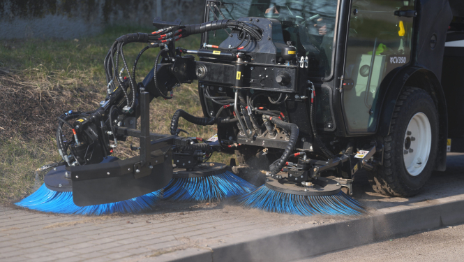 Tīra smiltis ar traktorbirsti