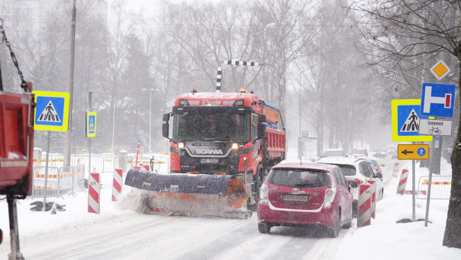 Sniega mašīna tīra sniegu
