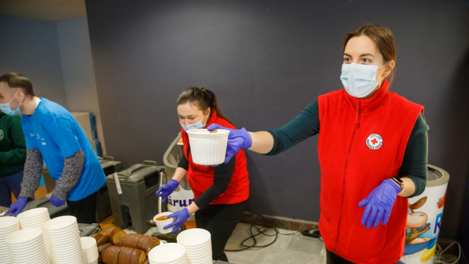 Silta ēdiena izdale