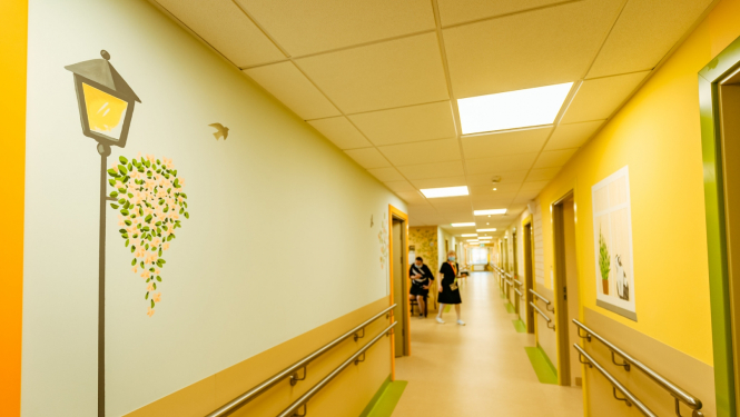 Sociālās aprūpes iestādes gaitenis ar darbiniekiem