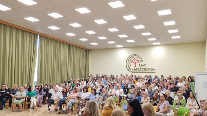 Cilvēki piedalās diskusijā