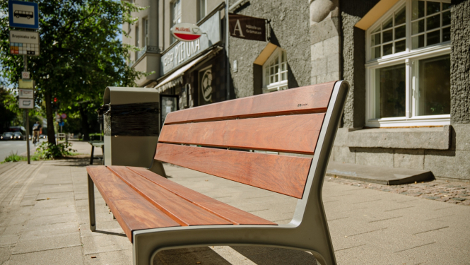 Soliņš un atkritumu urna