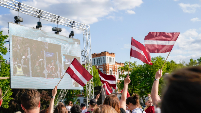 Sporta fani ar karogiem