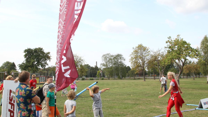 Bērni piedalās stafetē