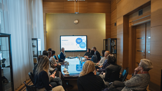 Steam brokastu dalībnieki pie galda