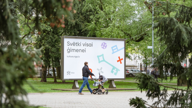 Svētki visai ģimenei, uzraksts un plākata