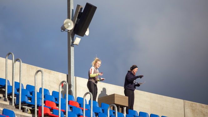 Cilvēki stāv ar karti rokā