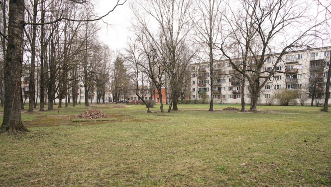Teritorija, kur taps spēļu laukums ar kāpelēšanas elementiem bērniem   