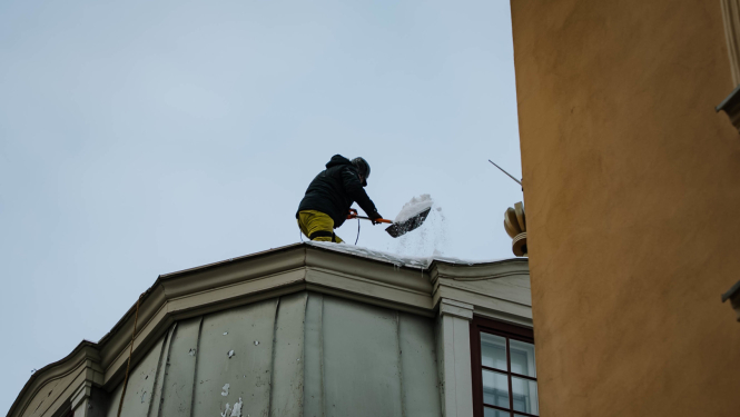 Tīra jumtu no sniega