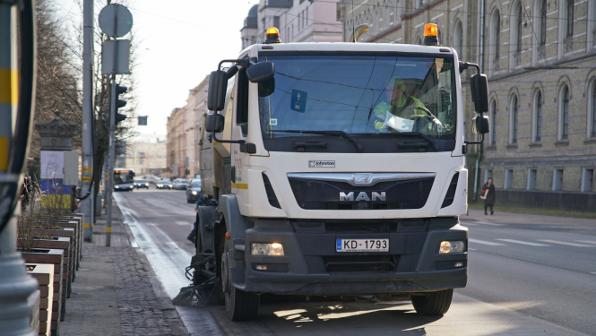 tīra smiltis no ielas