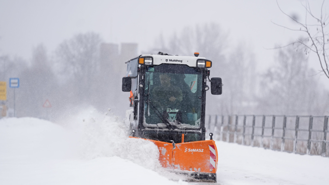 Traktors tīra sniegu