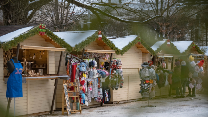 Tirdziņa būdiņas ar precēm