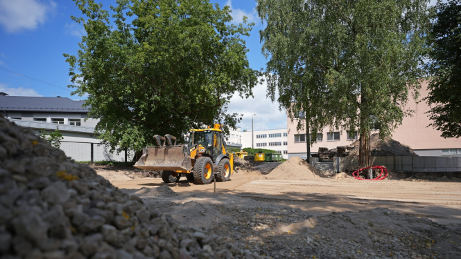 Traktortehnika līdzina zemi