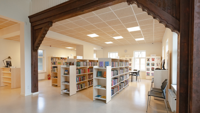 Torņkalna biblotēkas plaukti ar grāmatām