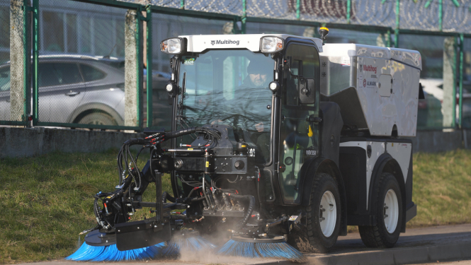 Traktors tīra smiltis