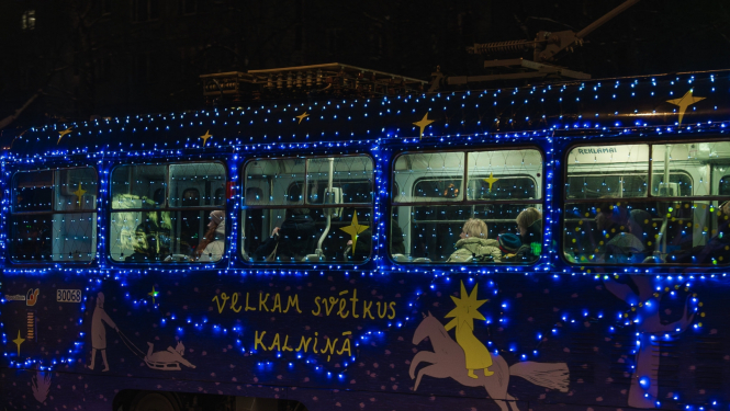 Tramvajs ar Ziemassvētku gaismiņām un rotājumiem
